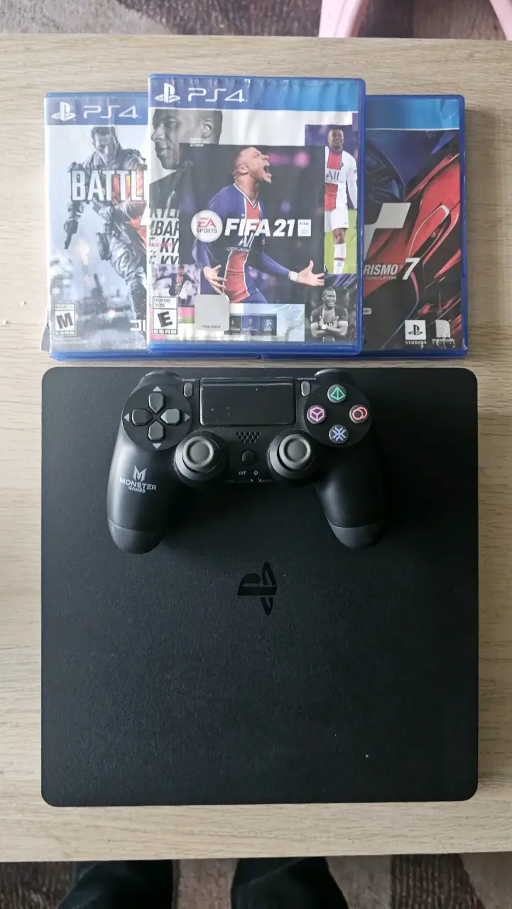 Consola PS4 con control y juegos incluidos