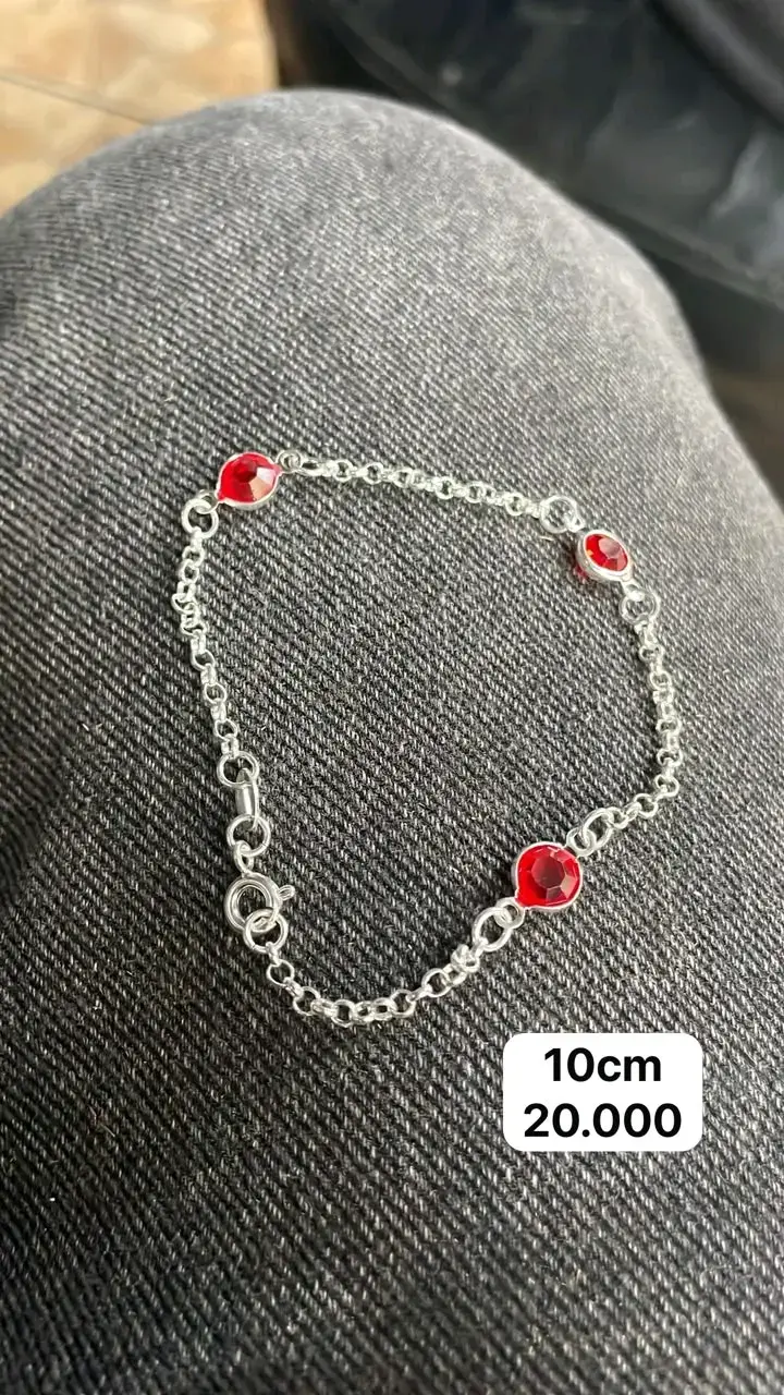 Pulsera de plata con piedras rojas