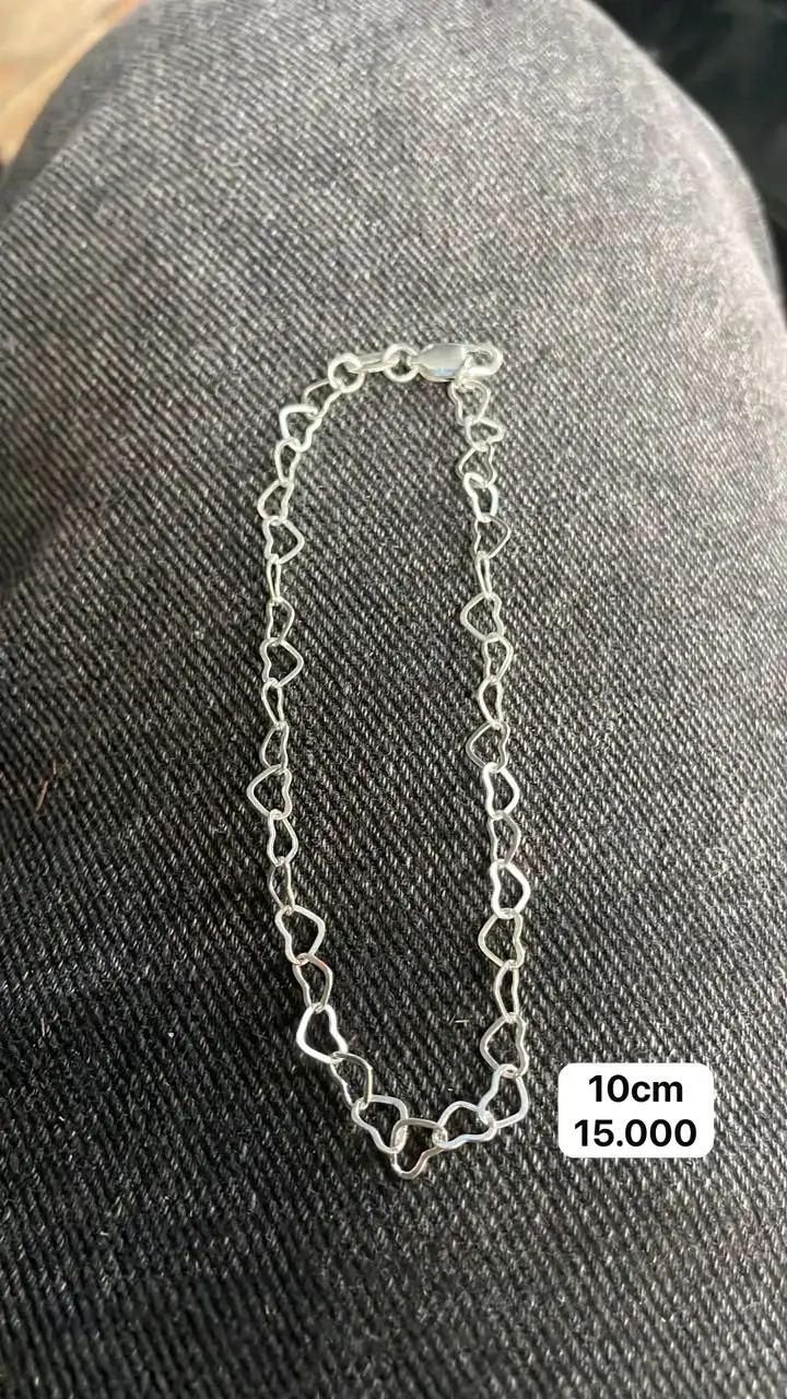 Pulsera de plata con diseño de corazones