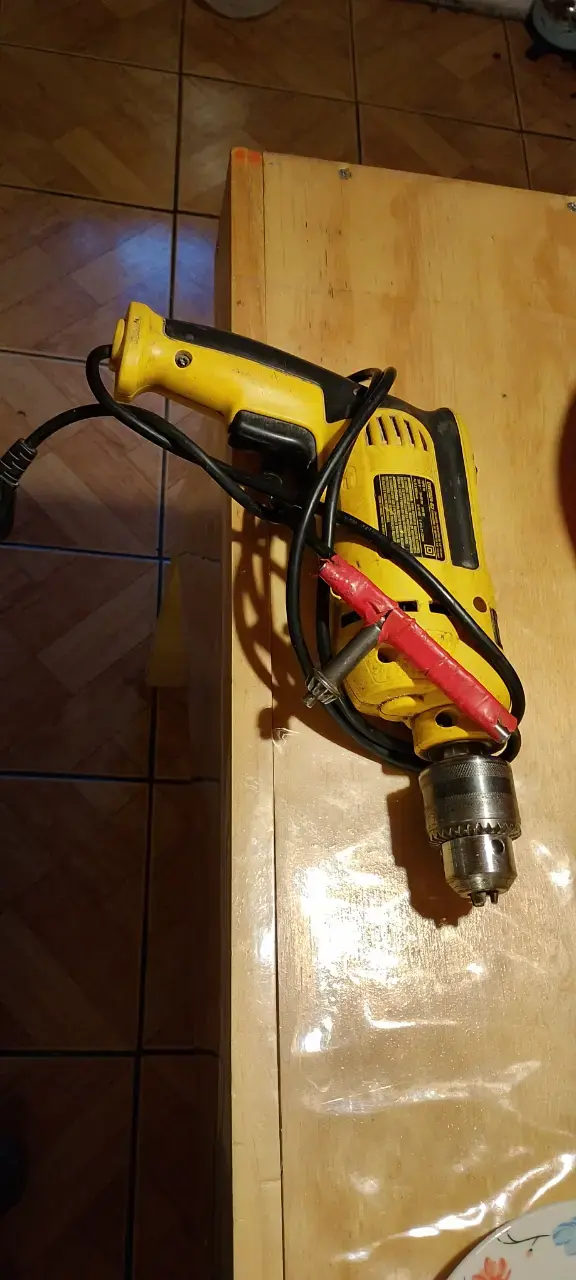 Taladro eléctrico DeWalt amarillo con cable - 1