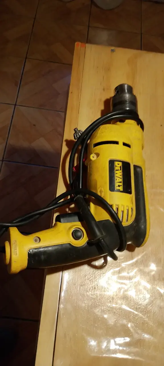 Taladro eléctrico DeWalt amarillo con cable - 2