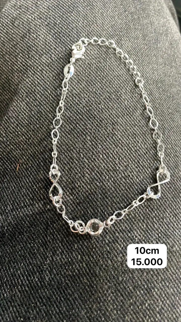 Pulsera de plata con diseño de infinito