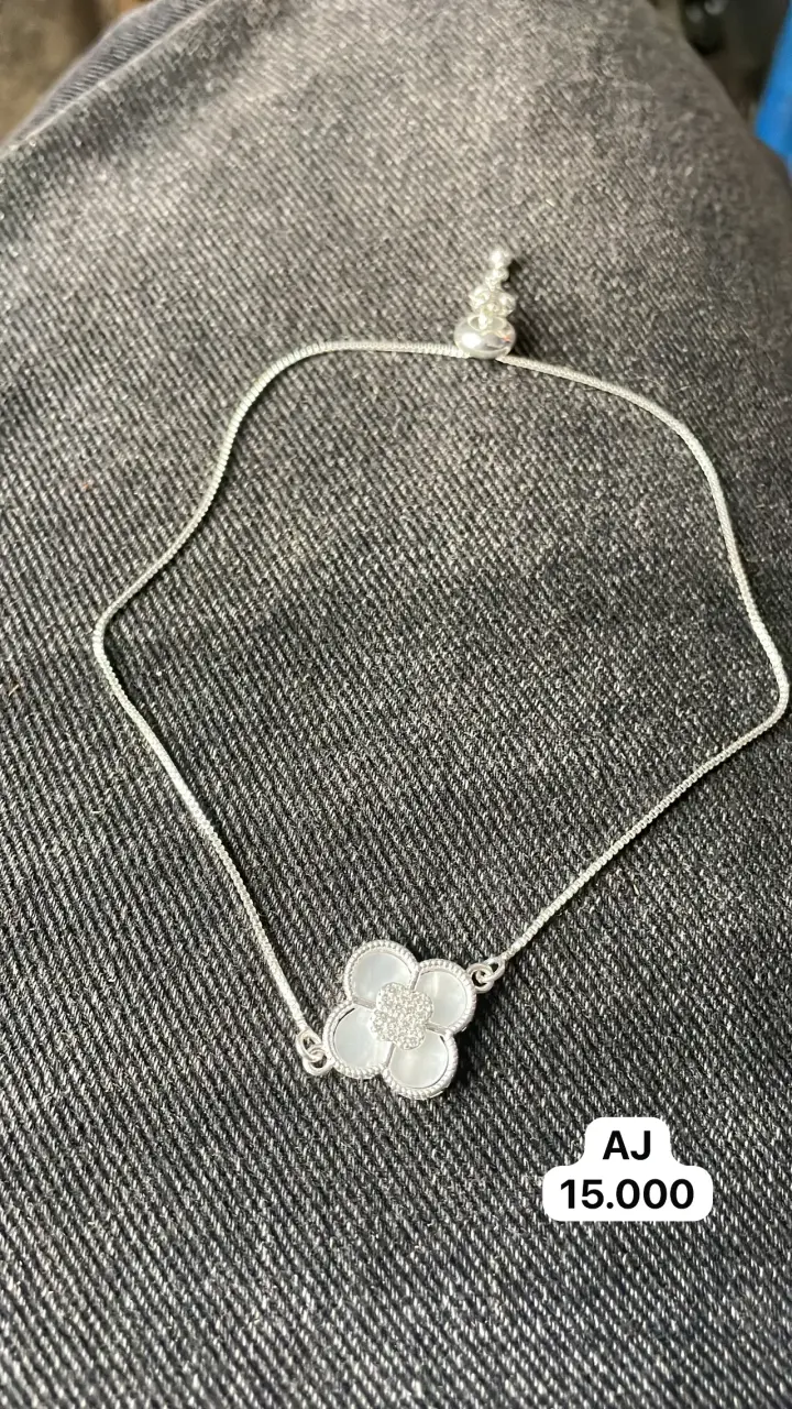 pulsera ajustable de plata con dije de trébol