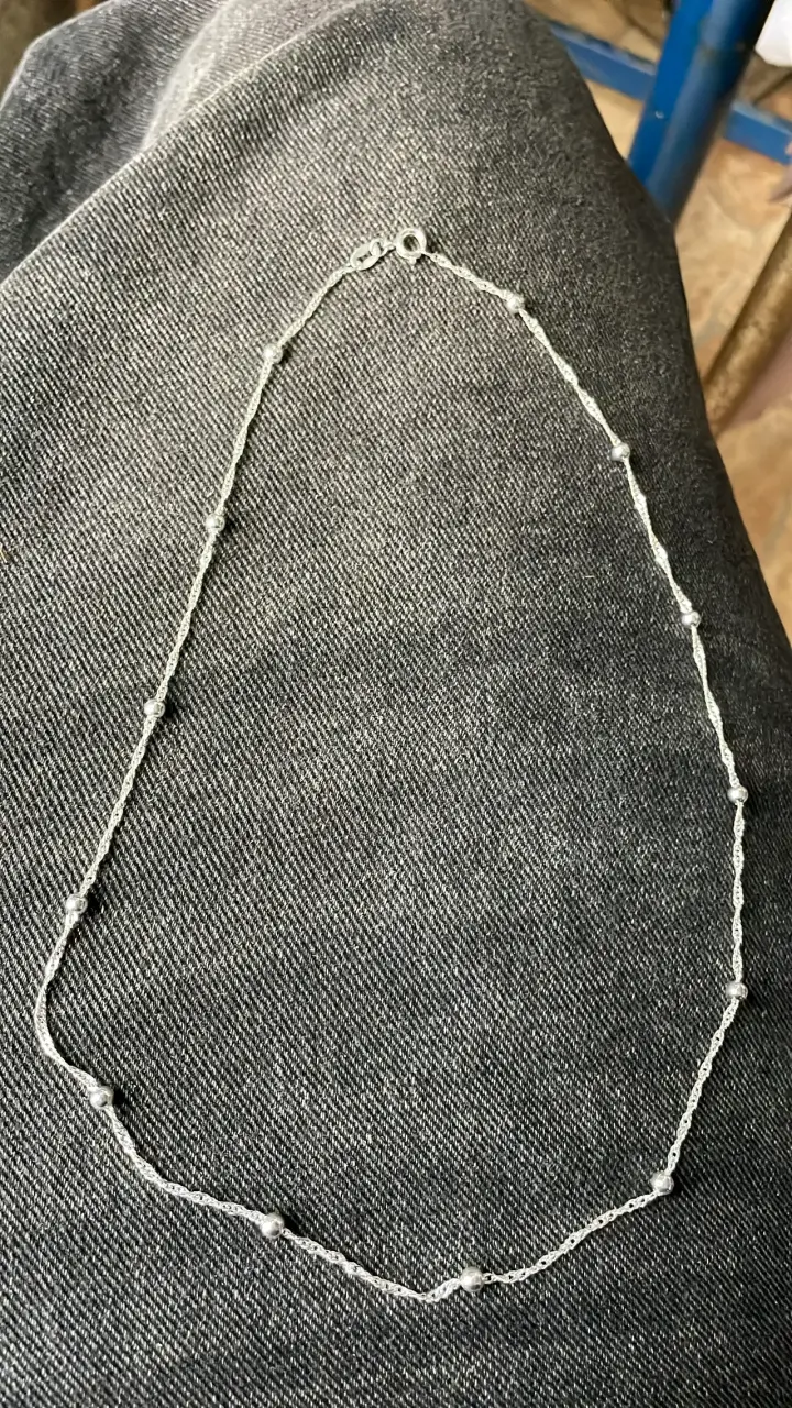 Collar de plata con diseño de esferas