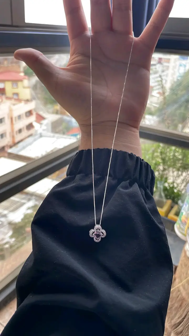Collar de plata con colgante de flor