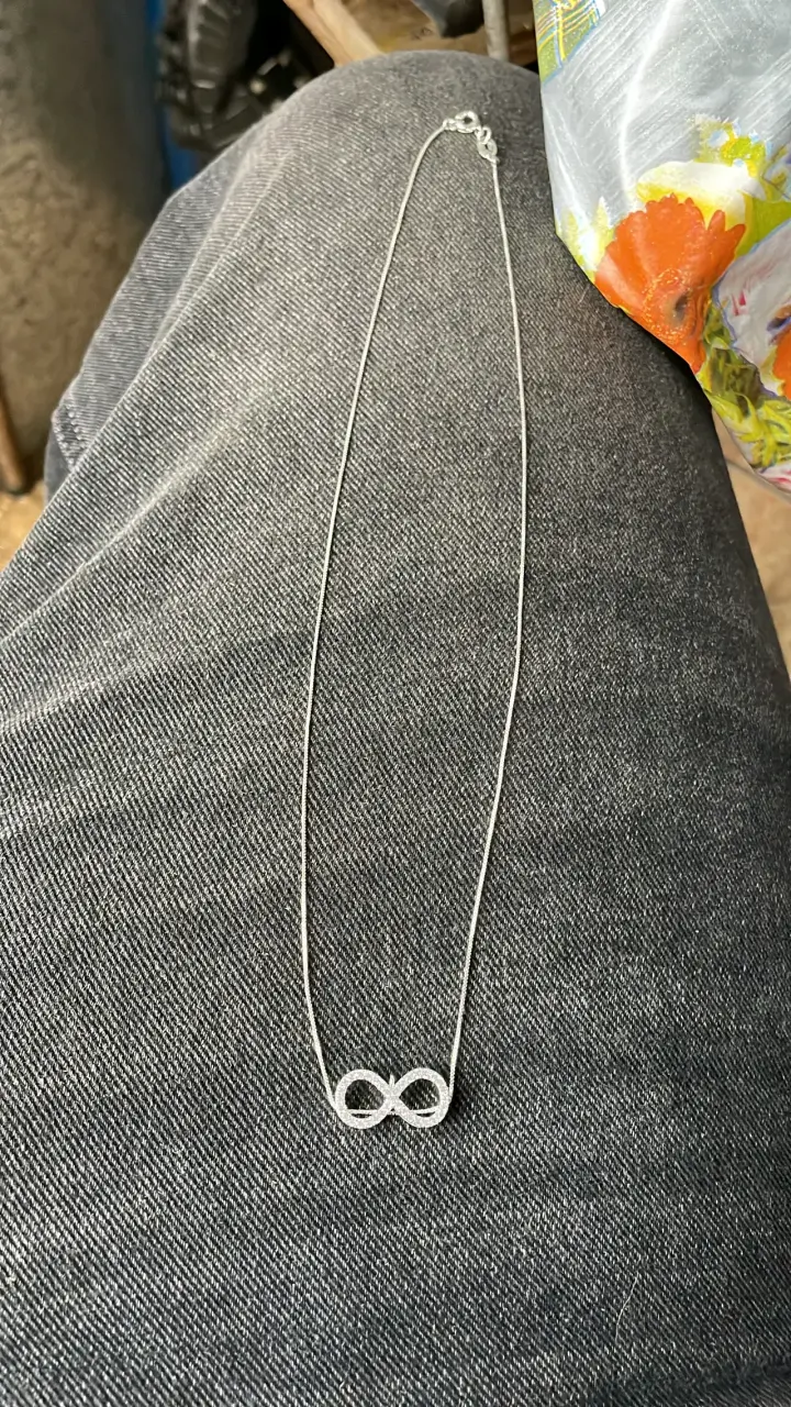 Collar de plata con símbolo de infinito