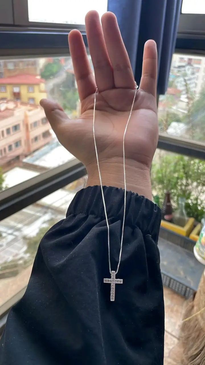 Collar de plata con colgante de cruz de plata