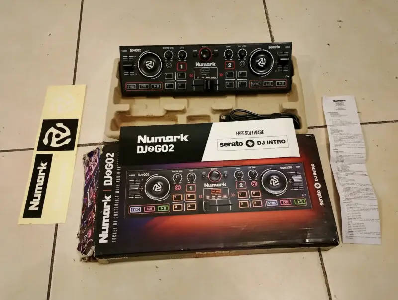 Controlador DJ Numark DJ2GO2 compacto - 2