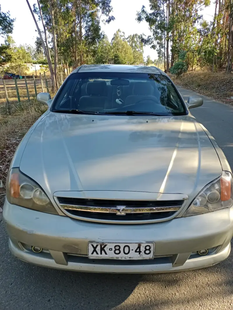 Auto Chevrolet sedán en buen estado - 2