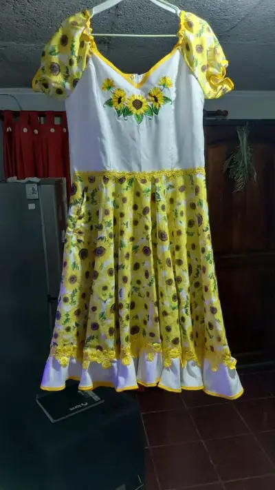 Vestido de China Huasa con girasoles - miniatura 1