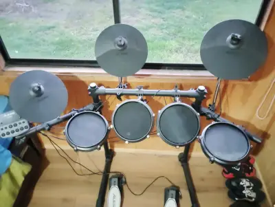 Batería Electrónica Alesis con Pedales y Accesorios - miniatura 1