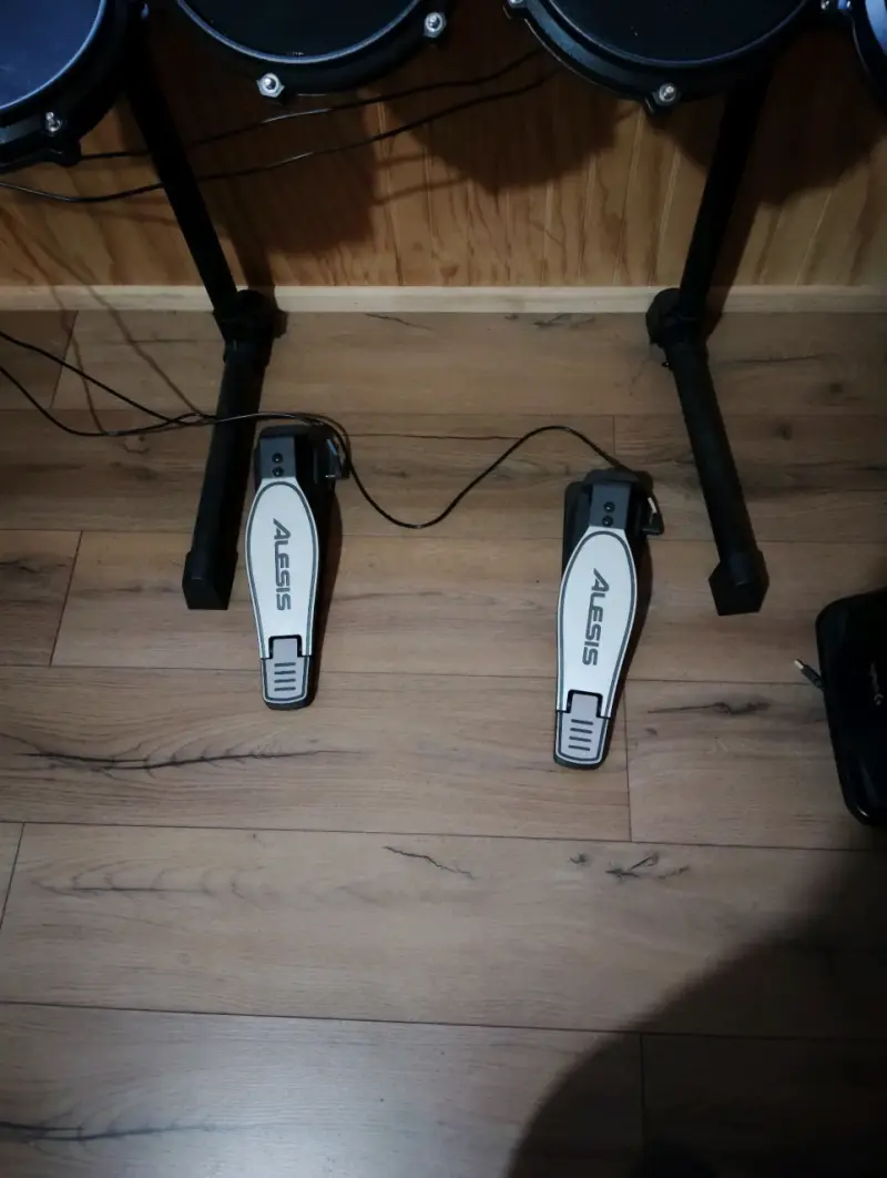 Batería Electrónica Alesis con Pedales y Accesorios - 4