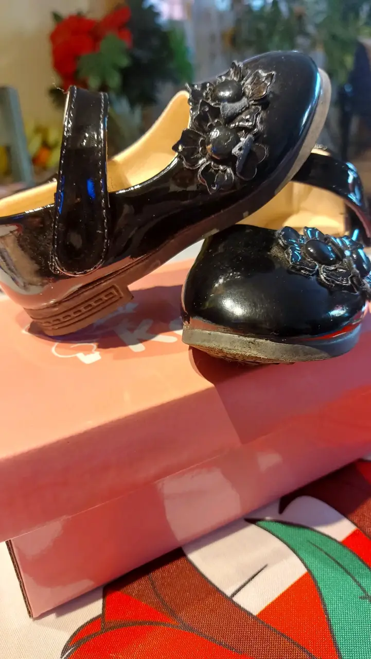 Zapatos de charol negro para niña con flores decorativas - 1