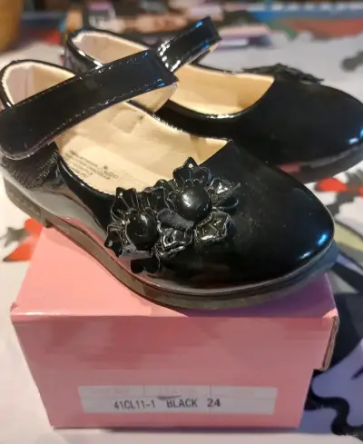 Zapatos de charol negro para niña con flores decorativas - miniatura 2