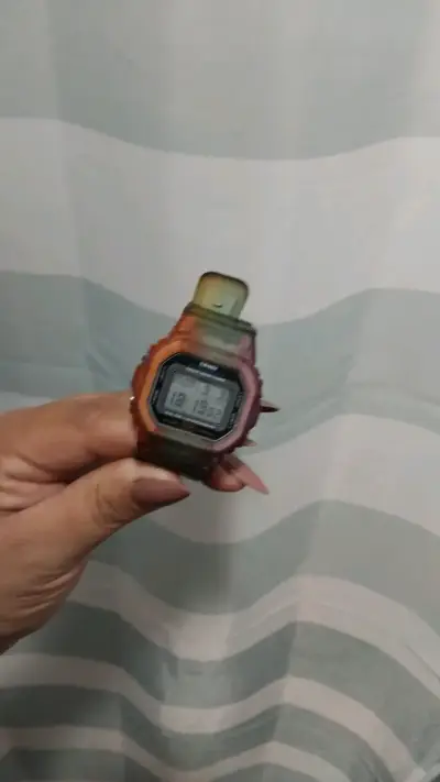 Reloj digital SkNEi  con correa multicolor - miniatura 1
