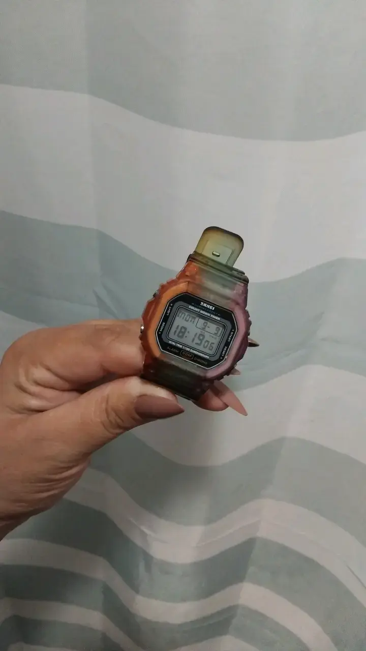 Reloj digital SkNEi con correa multicolor - 2