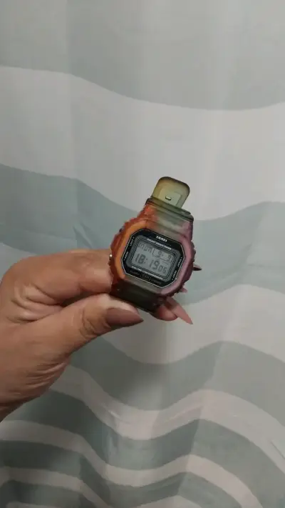 Reloj digital SkNEi  con correa multicolor - miniatura 2