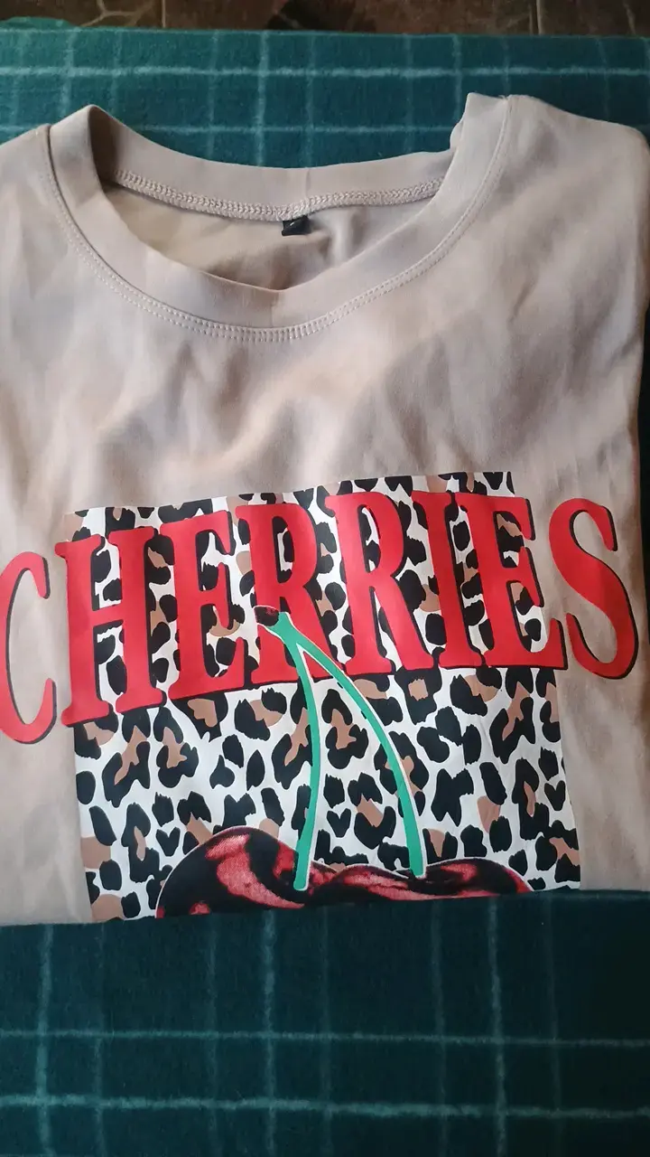 Polera beige con estampado de cerezas - 1