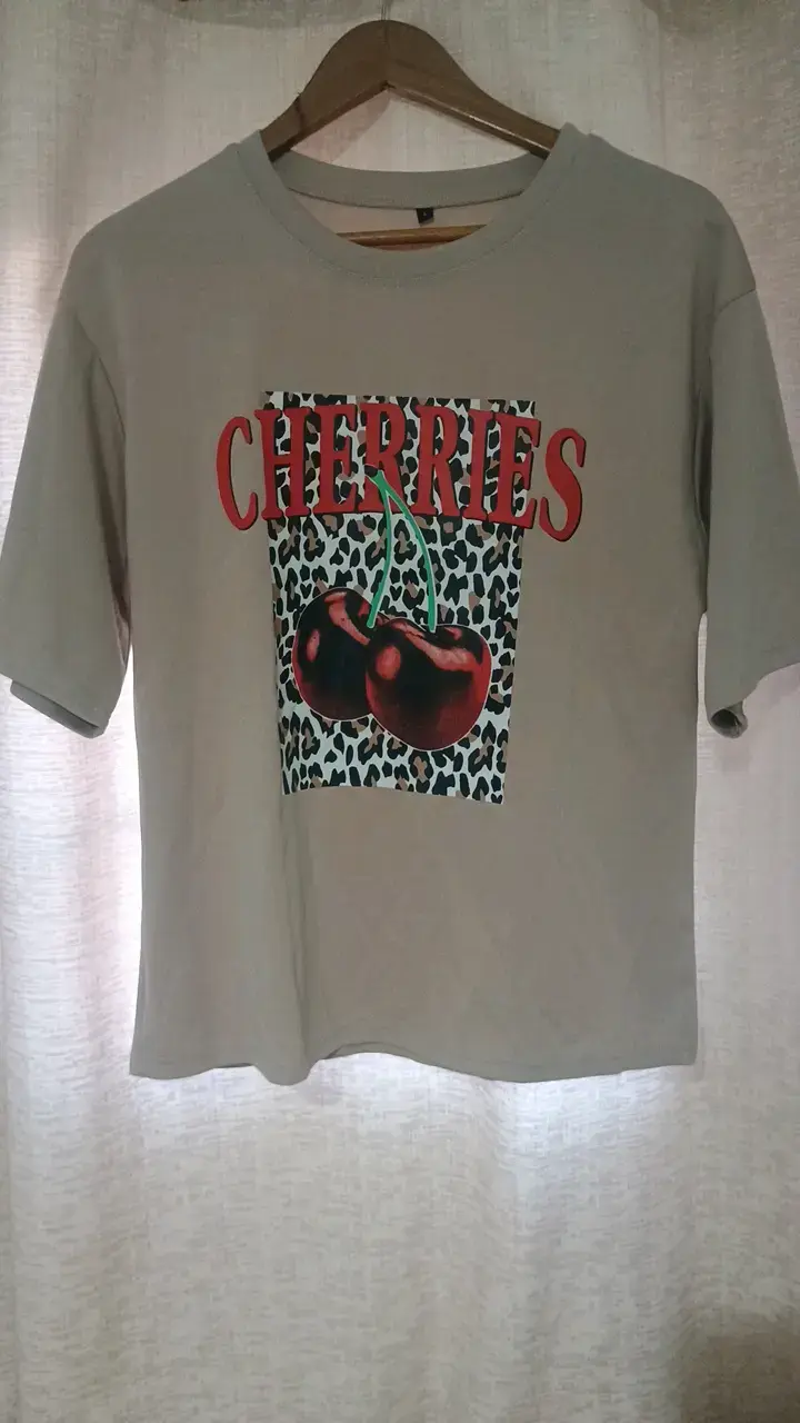 Polera beige con estampado de cerezas - 2