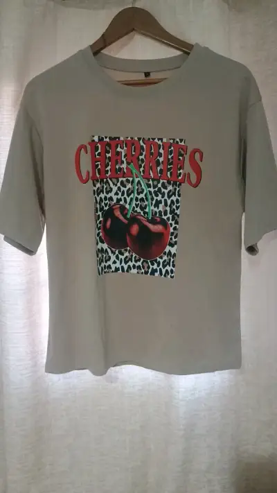 Polera beige con estampado de cerezas - miniatura 2
