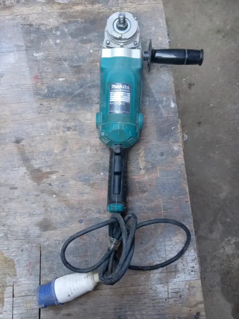 Esmeril angular Makita GA9020 usado - 3