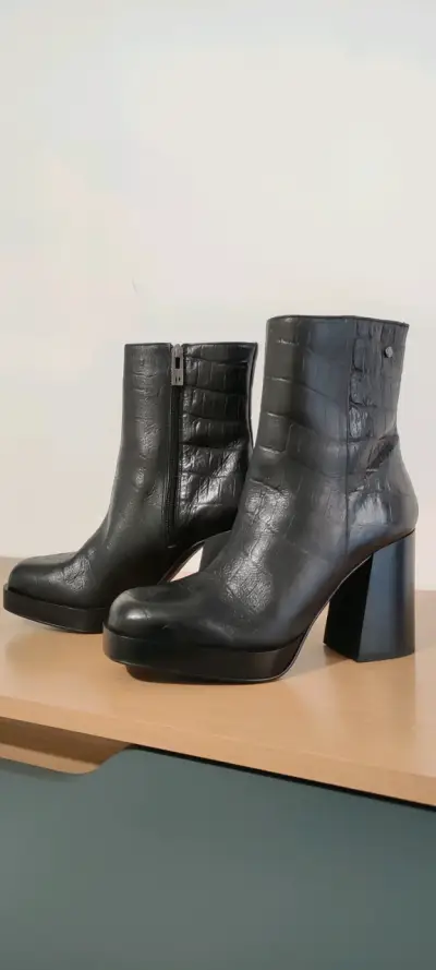 Botines Pollini Negros de Cuero Talla 40 - miniatura 1