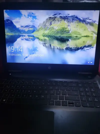 Laptop HP con pantalla de 15 pulgadas - miniatura 1