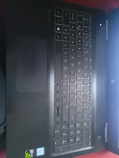 Laptop HP con pantalla de 15 pulgadas - miniatura 2