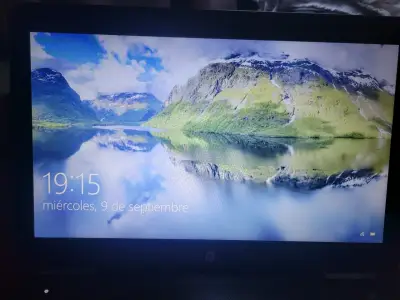 Laptop HP con pantalla de 15 pulgadas - miniatura 3