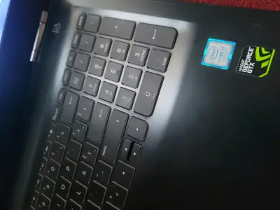 Laptop HP con pantalla de 15 pulgadas - miniatura 5