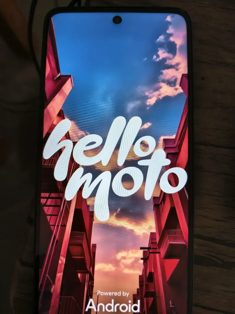 Smartphone Moto G05, 4G y cargador - 1
