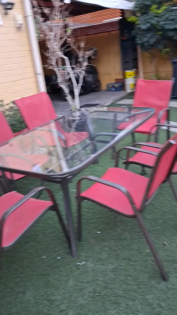 Juego de comedor exterior con sillas rojas - 1