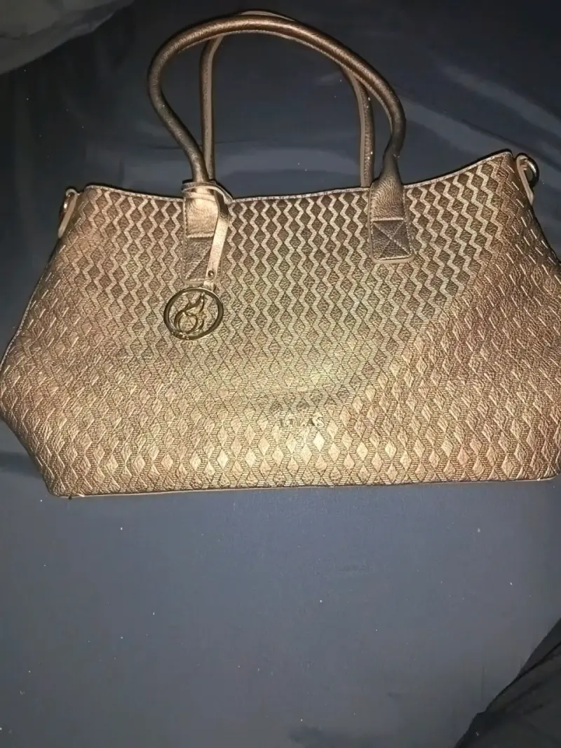 Bolso de mano dorado con diseño geométrico - 1