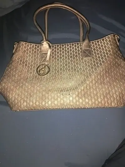 Bolso de mano dorado con diseño geométrico - miniatura 1