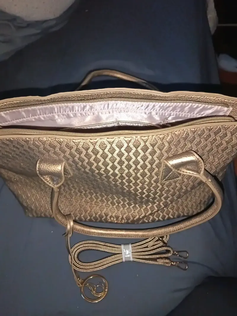 Bolso de mano dorado con diseño geométrico - 2
