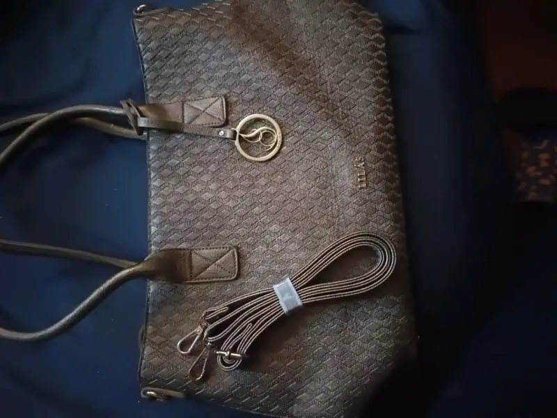 Bolso de mano dorado con diseño geométrico - 3