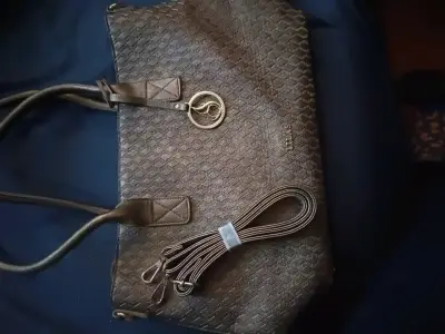 Bolso de mano dorado con diseño geométrico - miniatura 3