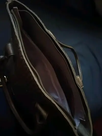 Bolso de mano dorado con diseño geométrico - miniatura 4