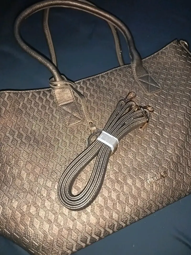 Bolso de mano dorado con diseño geométrico - 5