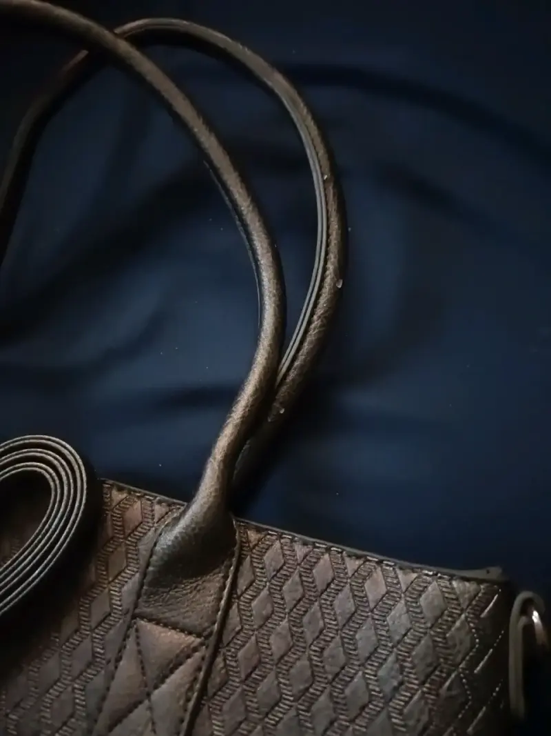 Bolso de mano dorado con diseño geométrico - 6