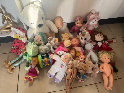 Lote de muñecos y peluches variados para niños - miniatura 2