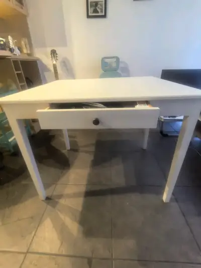 Mesa blanca con cajón y 4 sillas plegable - miniatura 1
