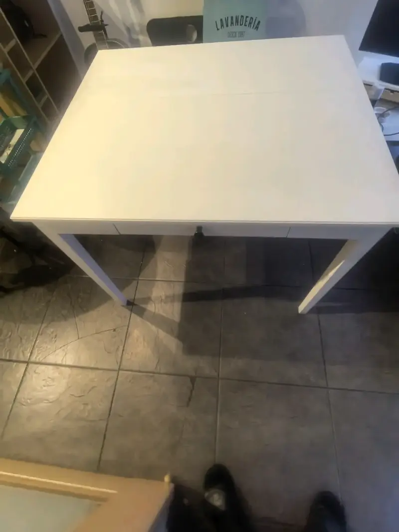 Mesa blanca con cajón y 4 sillas plegable - 2