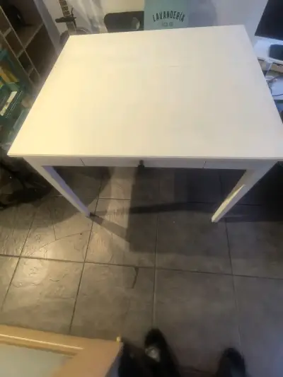 Mesa blanca con cajón y 4 sillas plegable - miniatura 2