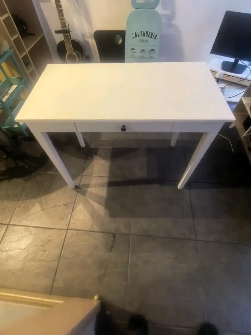 Mesa blanca con cajón y 4 sillas plegable - 3