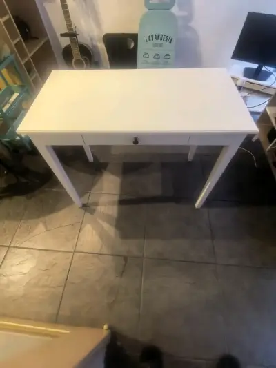 Mesa blanca con cajón y 4 sillas plegable - miniatura 3
