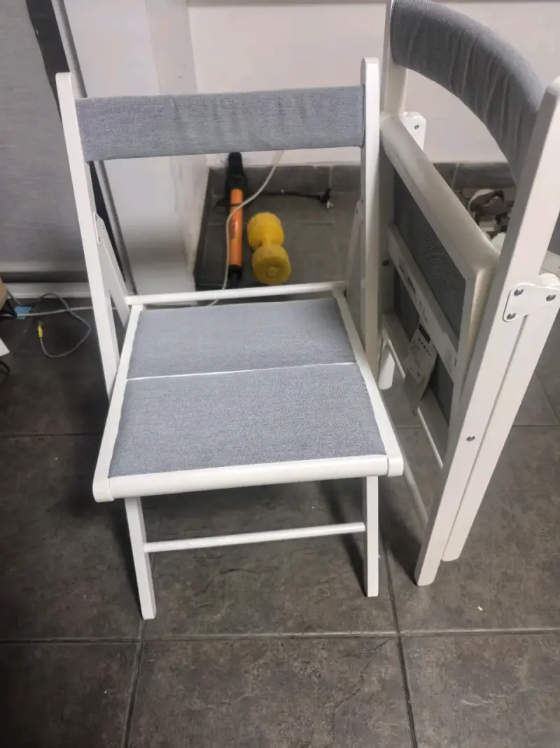 Mesa blanca con cajón y 4 sillas plegable - 4