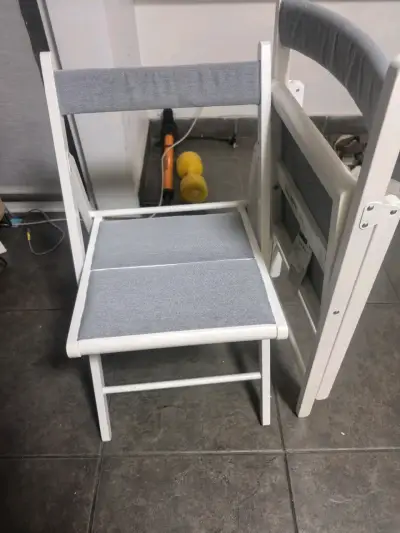 Mesa blanca con cajón y 4 sillas plegable - miniatura 4
