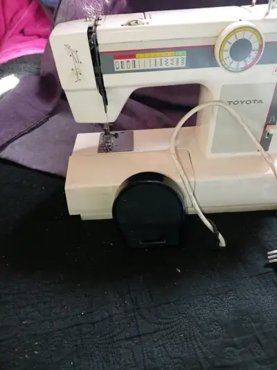 Máquina de Coser Toyota PuntoFácil en Buen Estado - miniatura 9