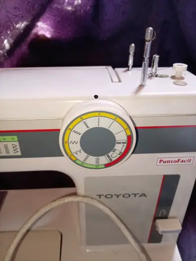 Máquina de Coser Toyota PuntoFácil en Buen Estado - miniatura 10